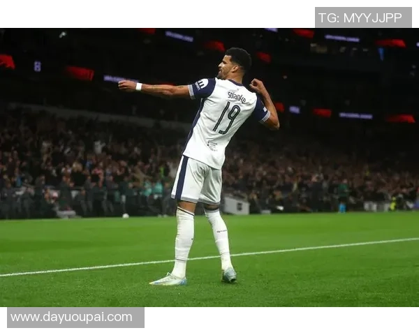 英超激战：里昂小胜马竞红牌争议引发全场热议与战术分析